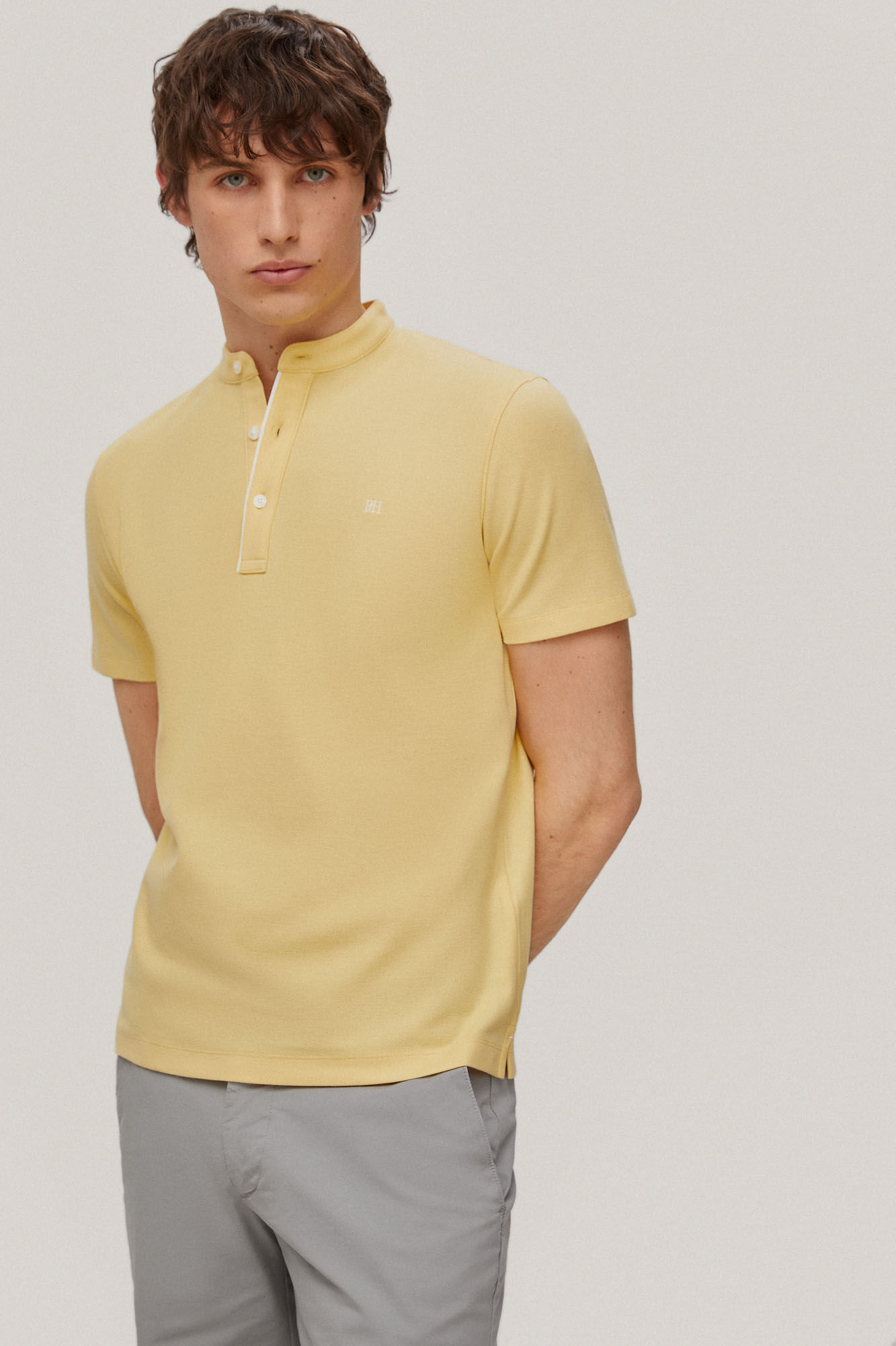 Camisa polo com gola mandarim e acabamento anti-odor - Amarela