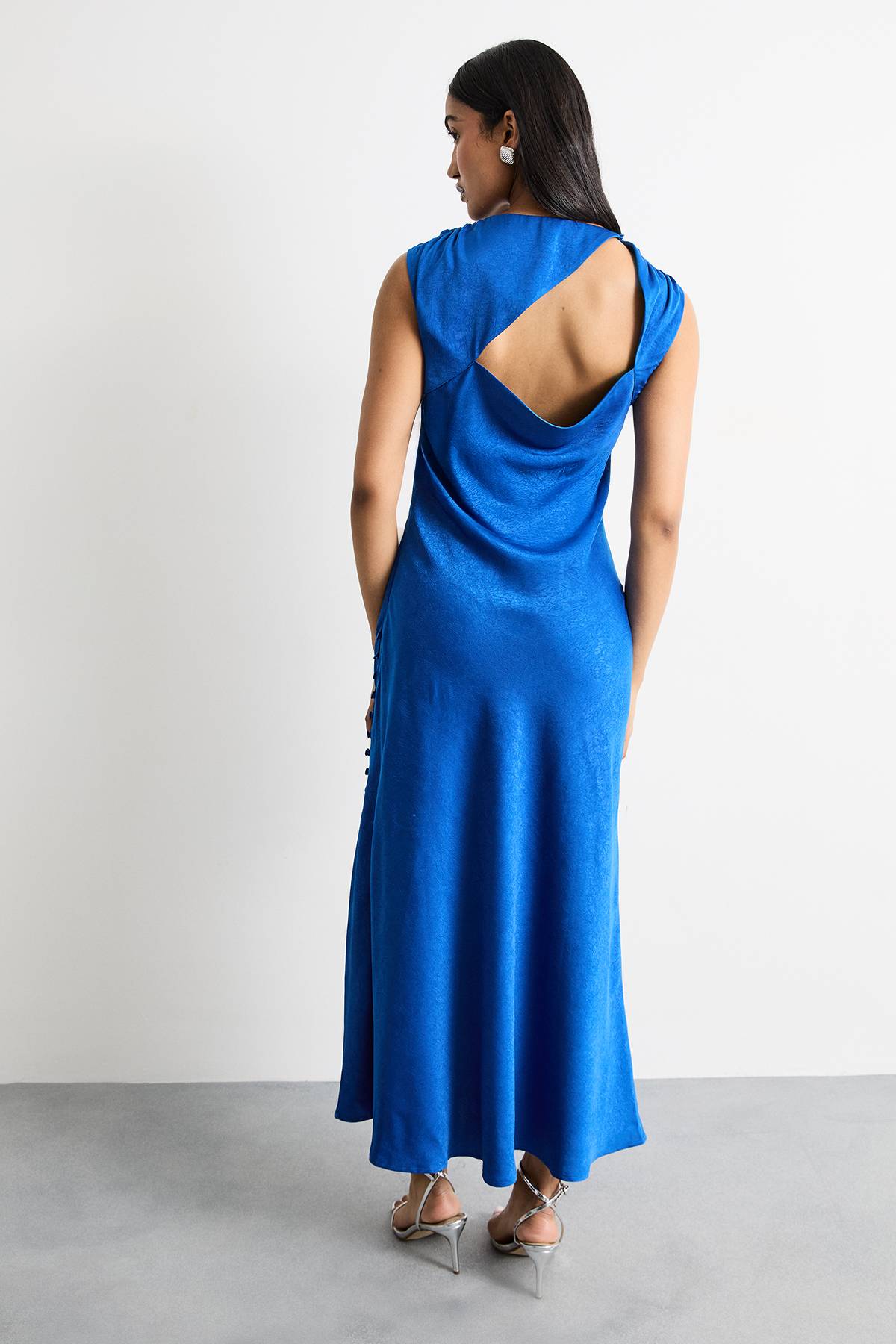 Warehouse Robe Longue en Satin Biais avec Décolleté Drapé et Détail Boutons