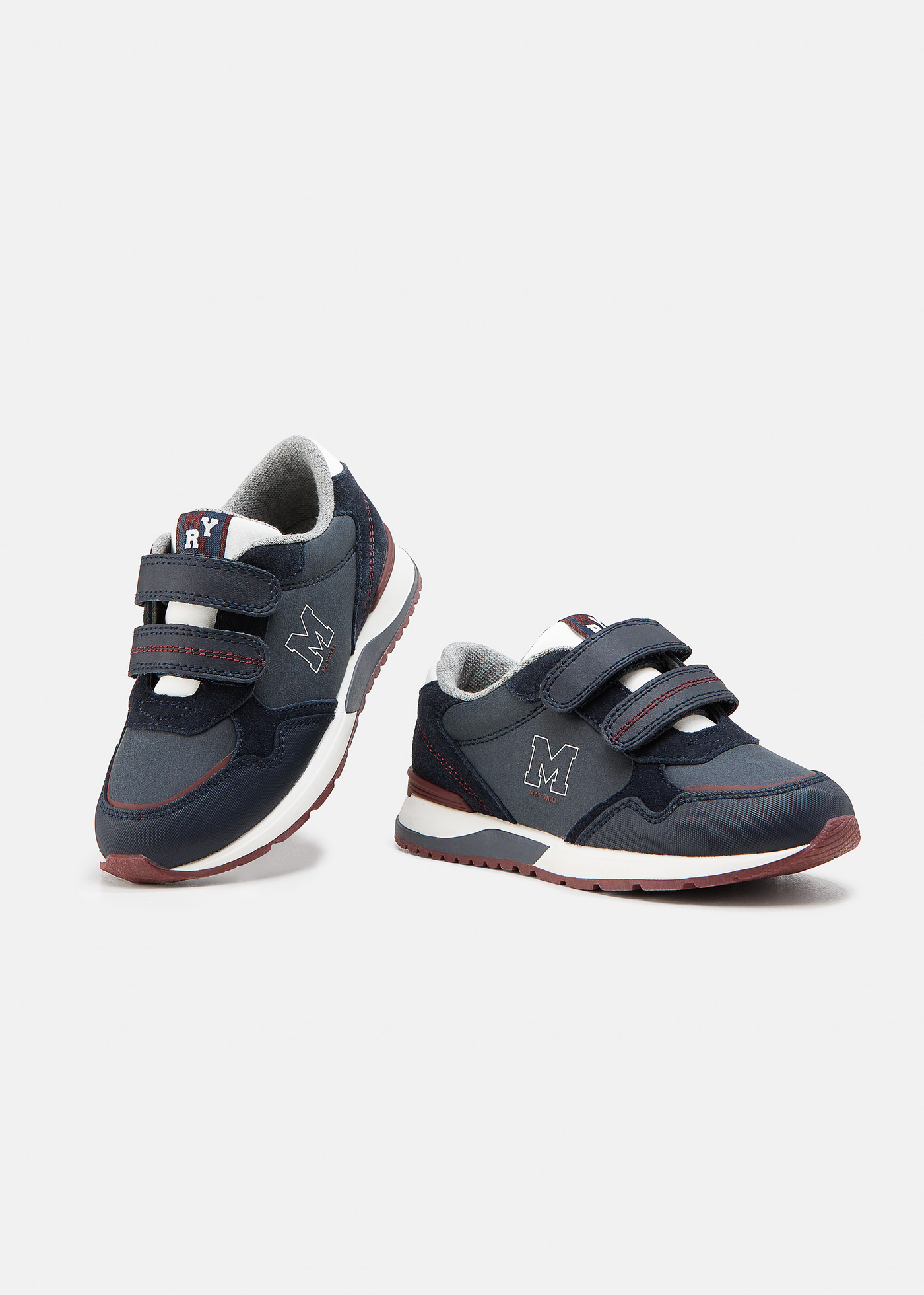 Tênis infantil de couro com fecho de velcro