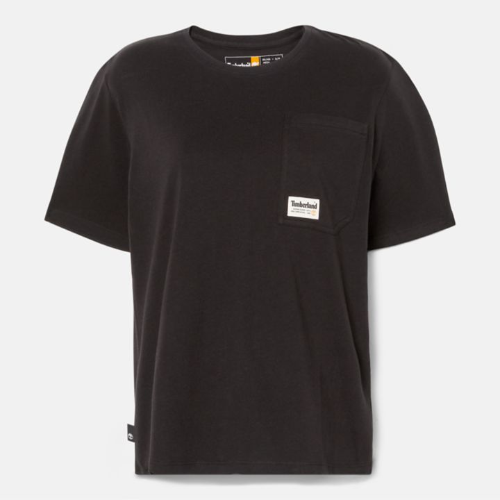 Camiseta feminina preta com bolso inclinado.