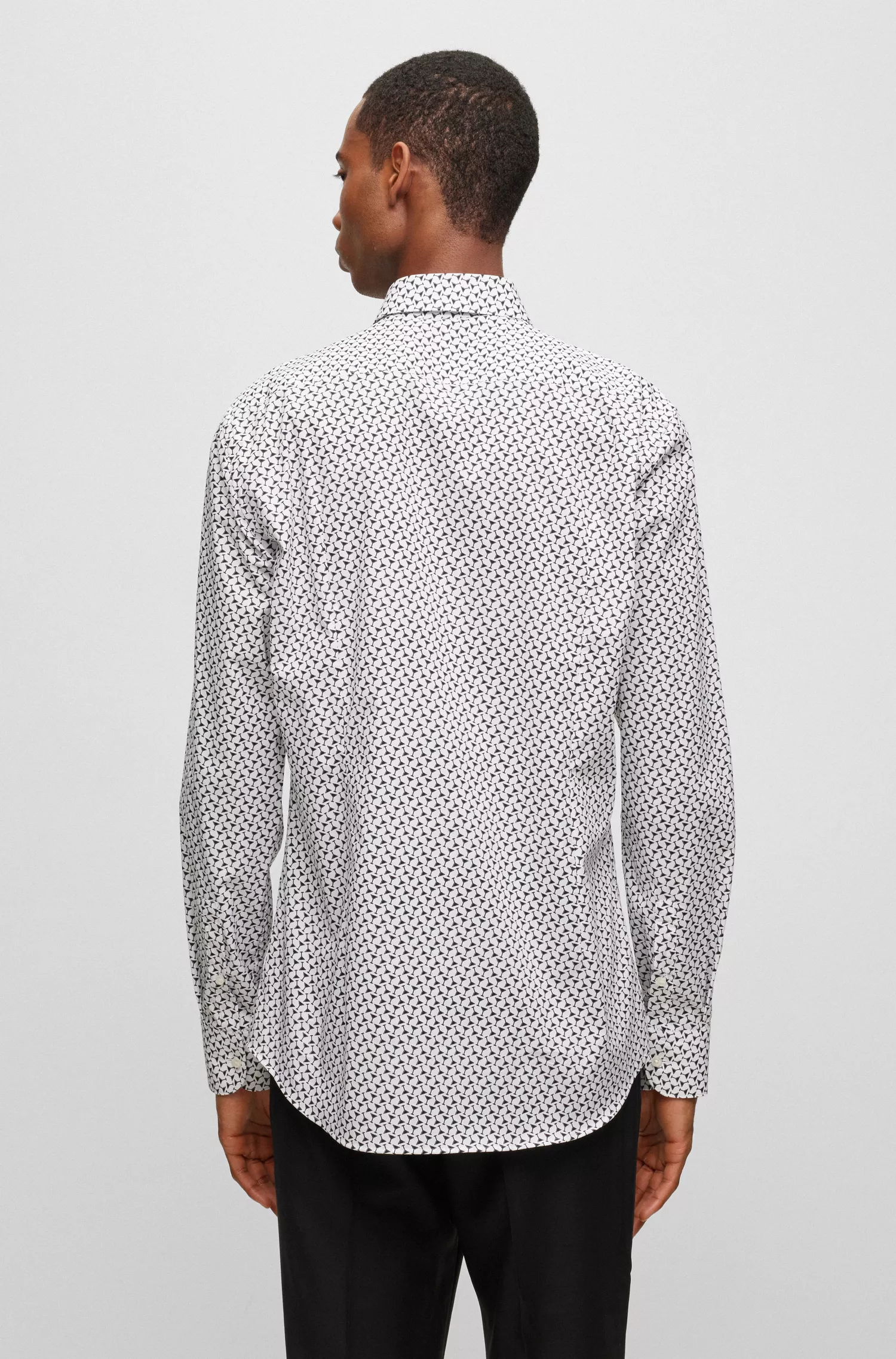 Camisa BOSS preta de corte slim em algodão elástico estampado.