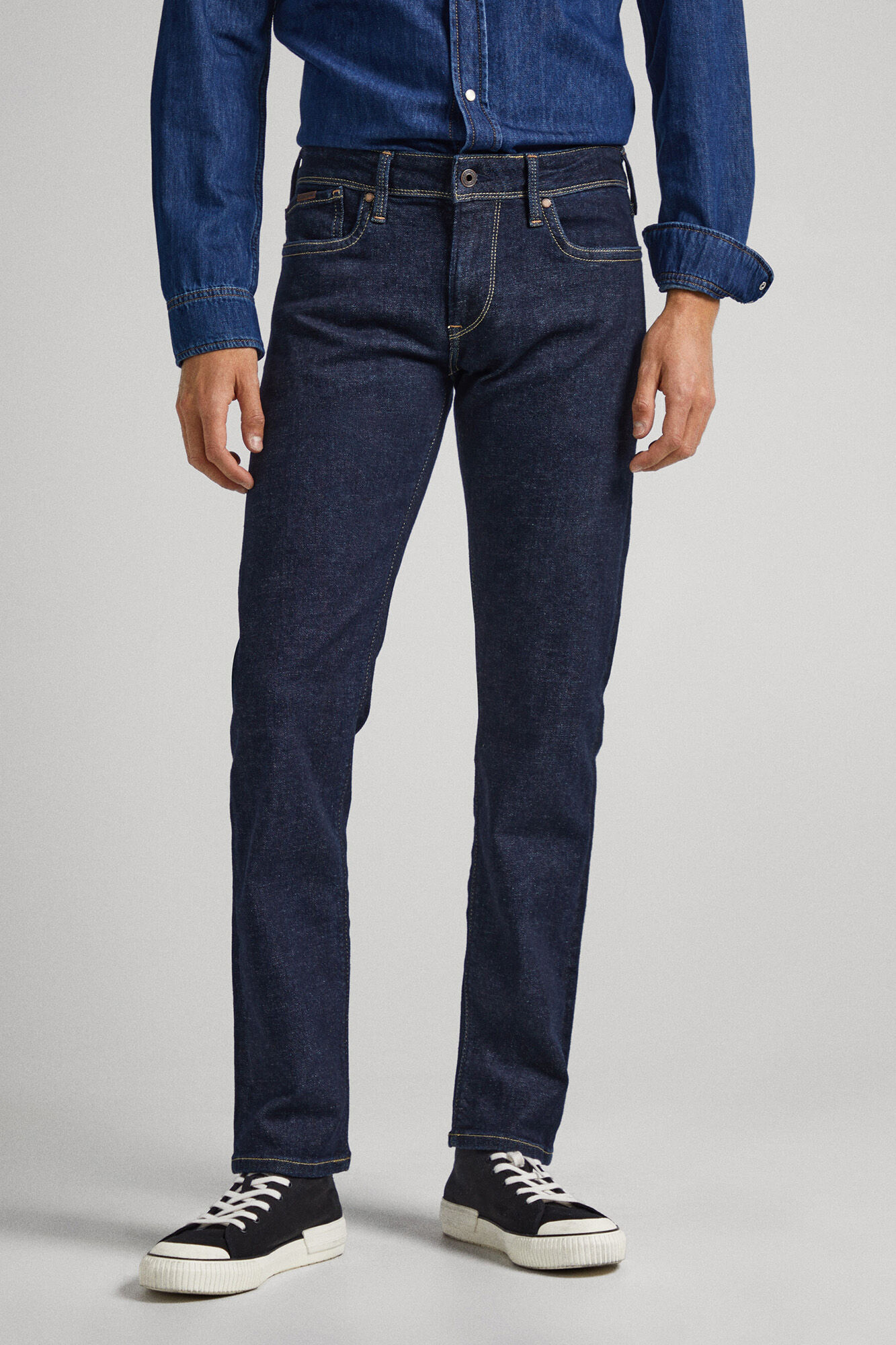 Calça jeans com corte justo, foto de banheiro