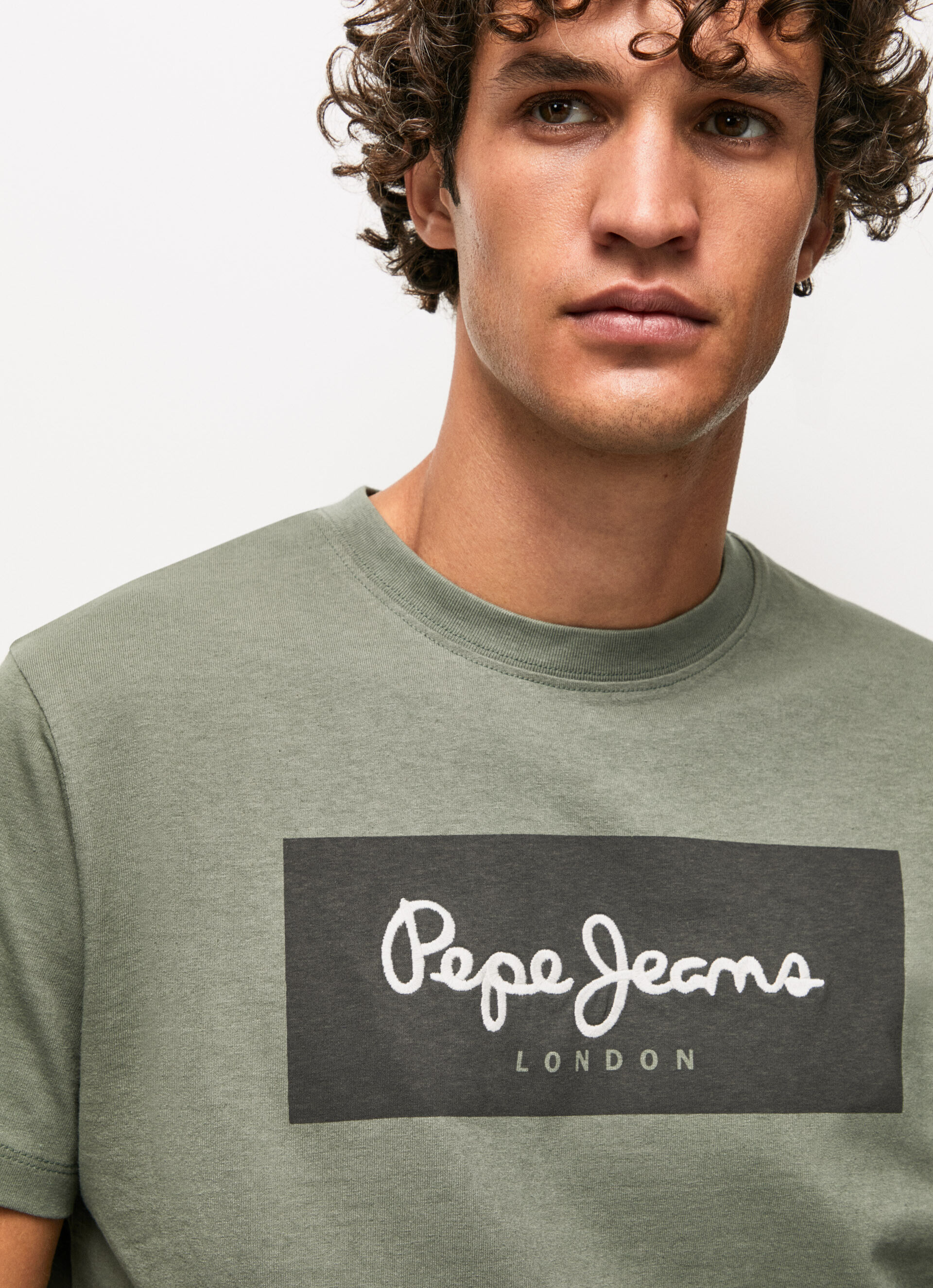 Camiseta de algodão com logotipo bordado - verde-casting