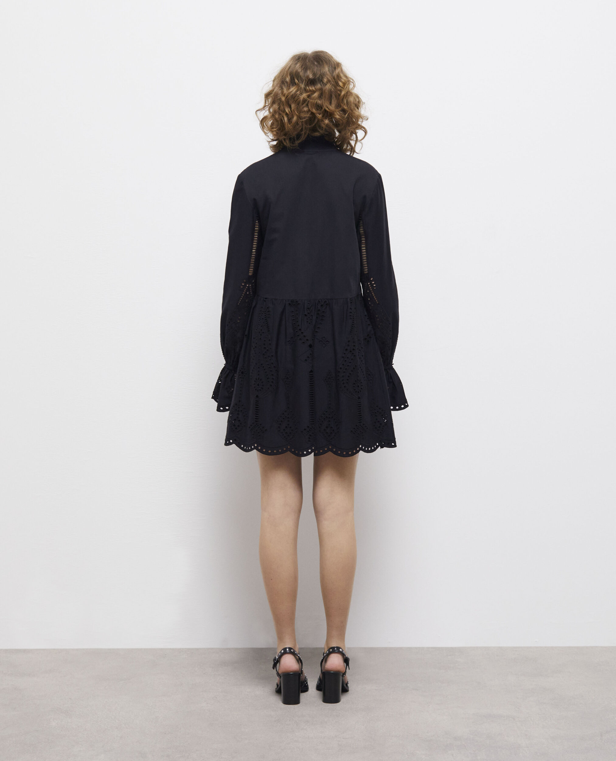 Robe courte noire avec broderie Anglaise