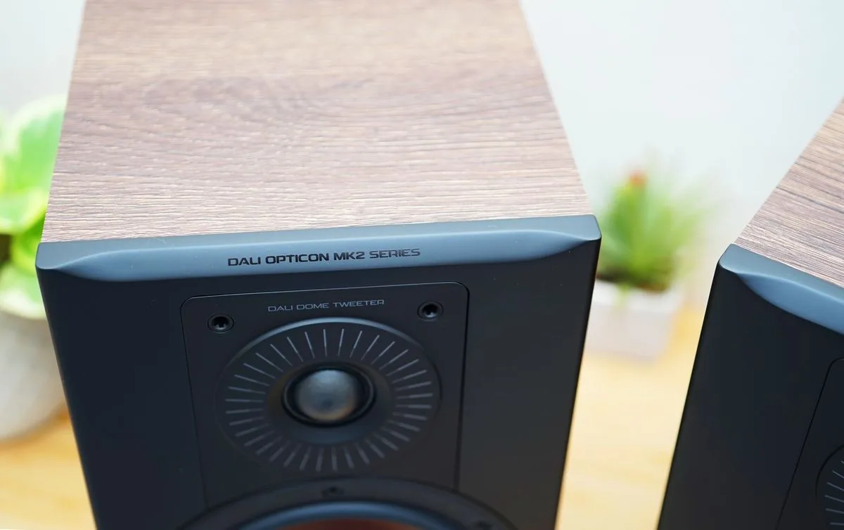 Dali Opticon 2 MKII Chêne foncé (la paire) Enceintes bibliothèque