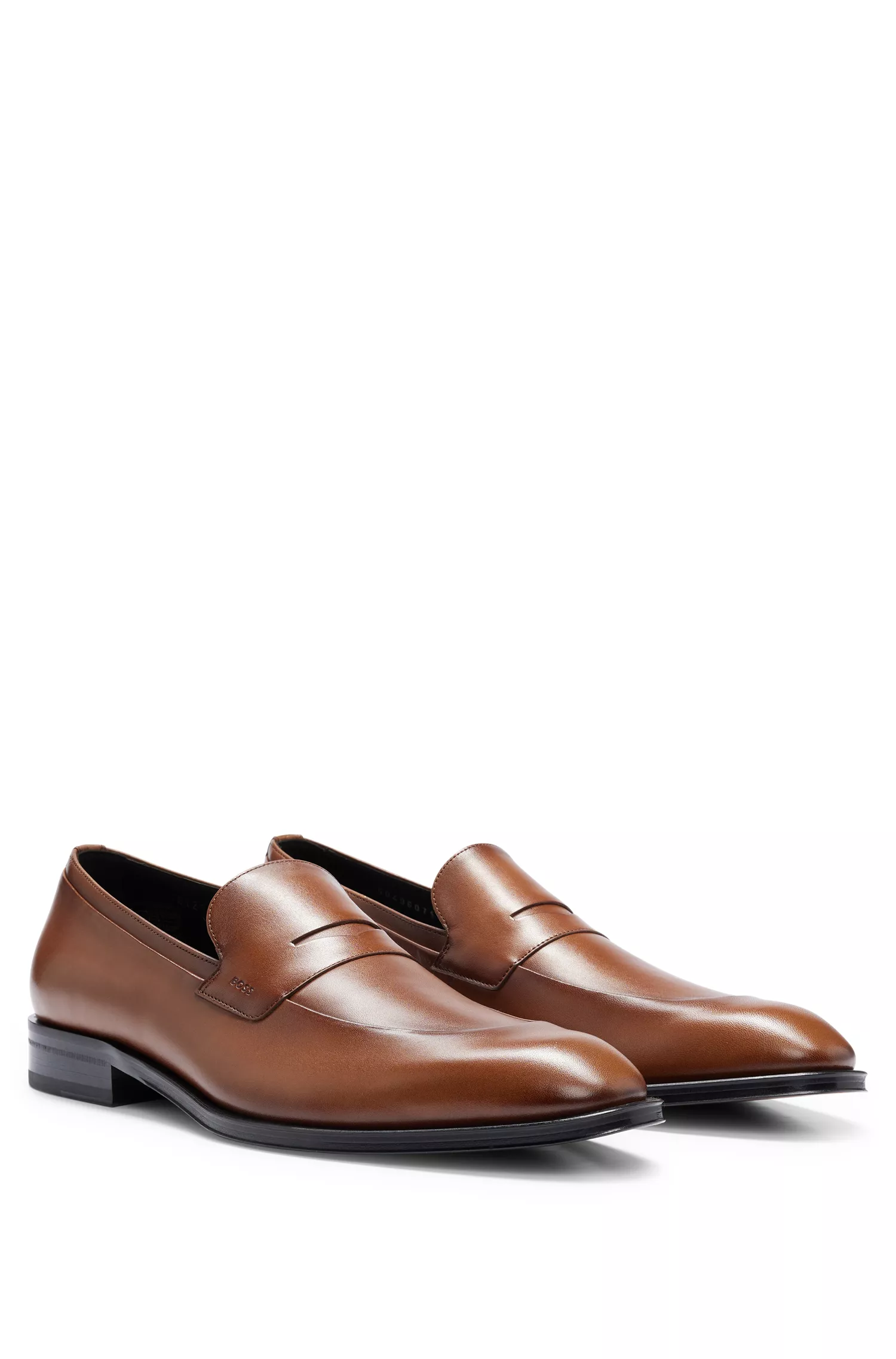 Mocassins BOSS em couro italiano preto com bico arredondado e detalhes com a marca.