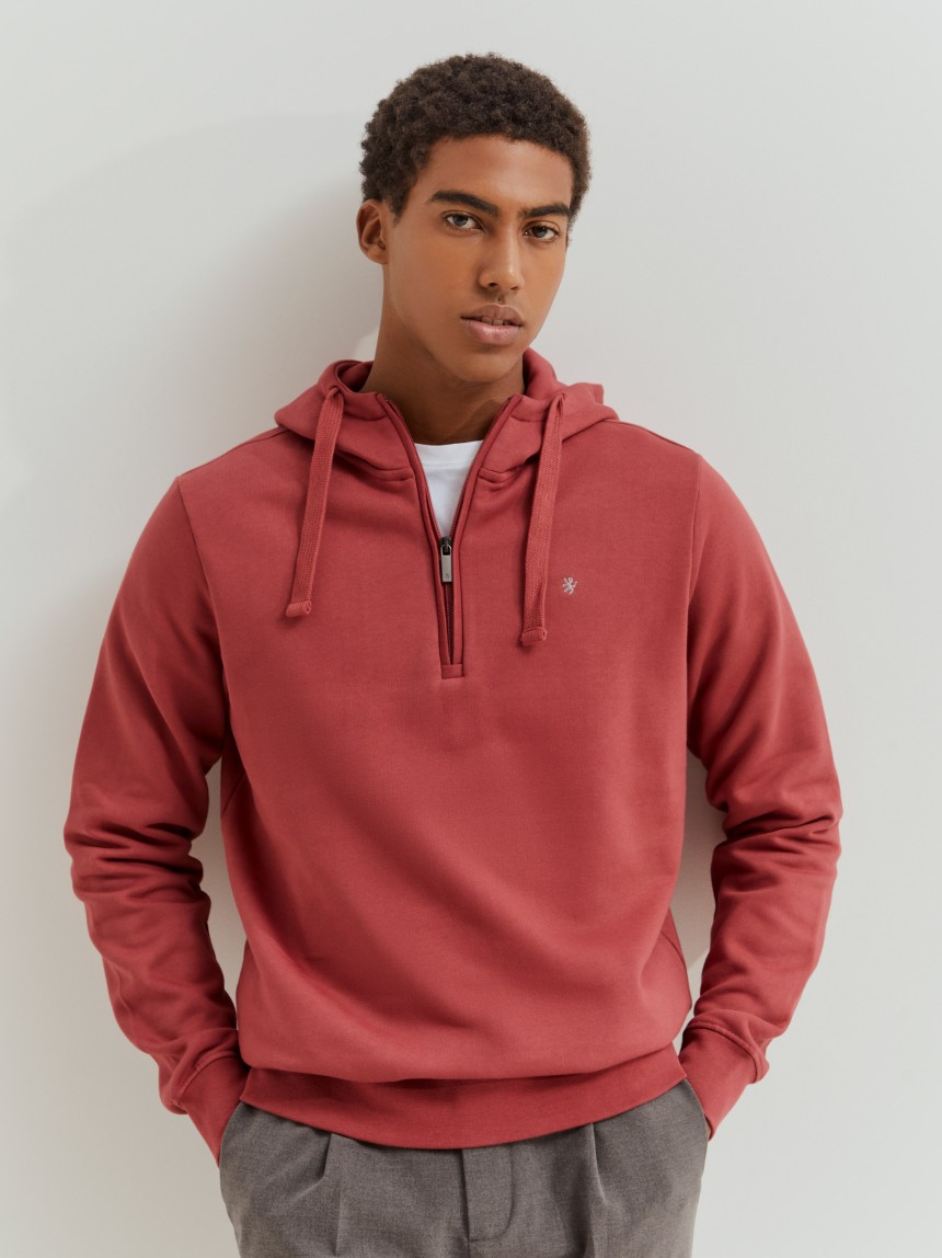Sweater com capuz e gola meio fecho