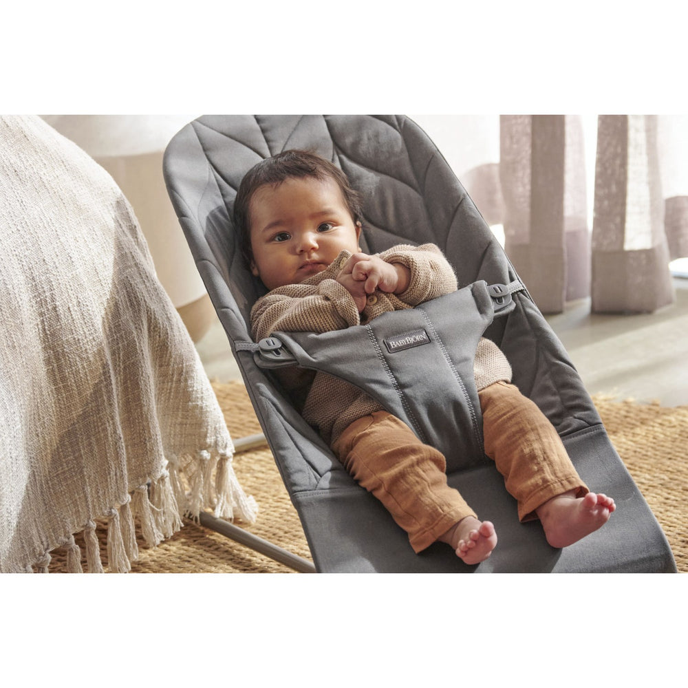 Køb BabyBjörn Anthracite Grey Skråstol Bliss - Vævet, Blomsterbladsquilt