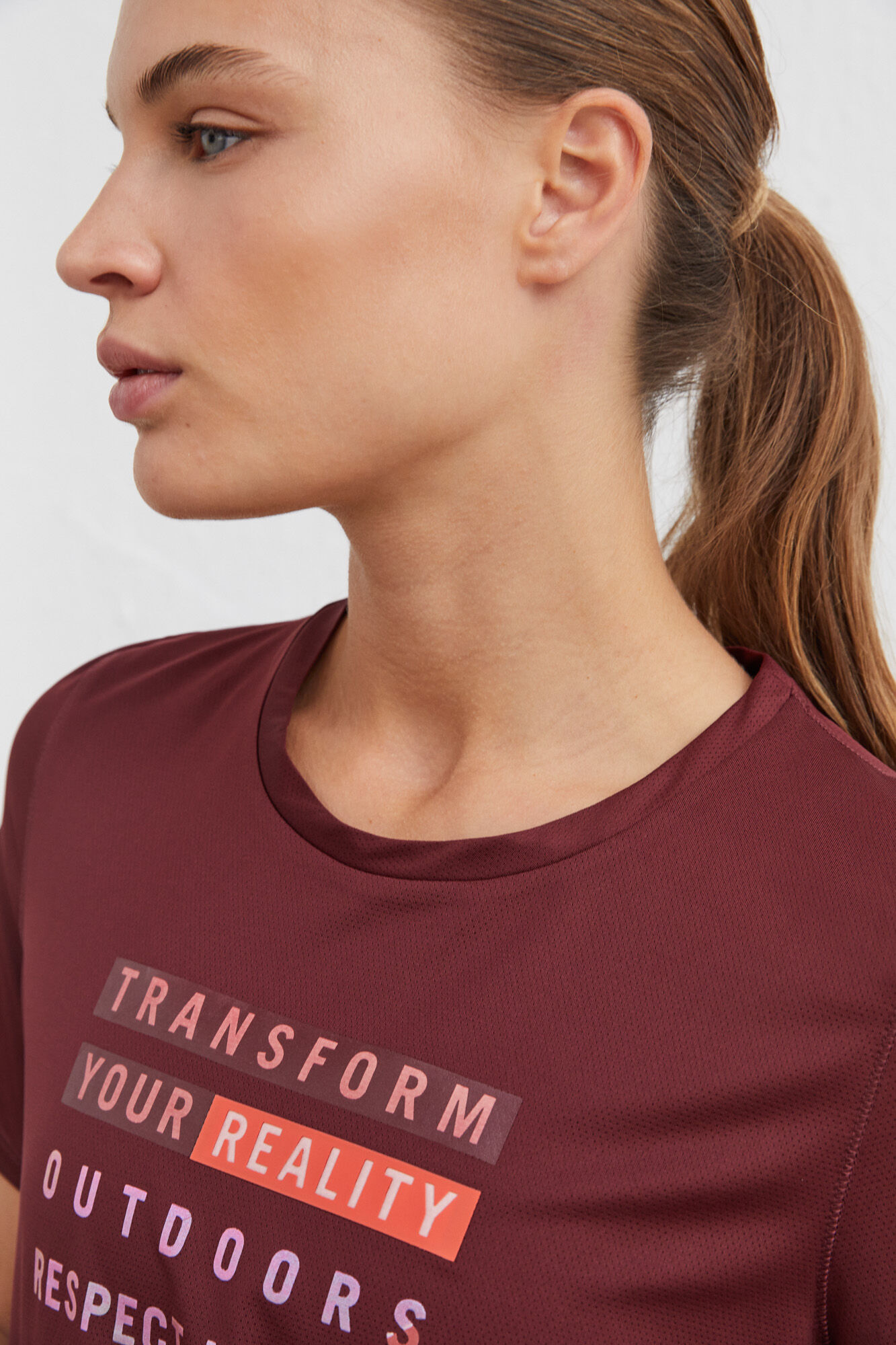 Camiseta técnica respirável na cor bordô - estampa