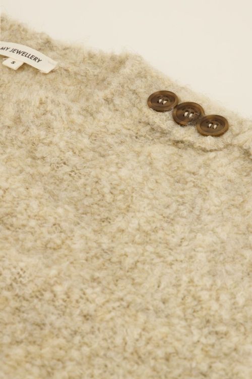 Beige trui met knopen op schouder