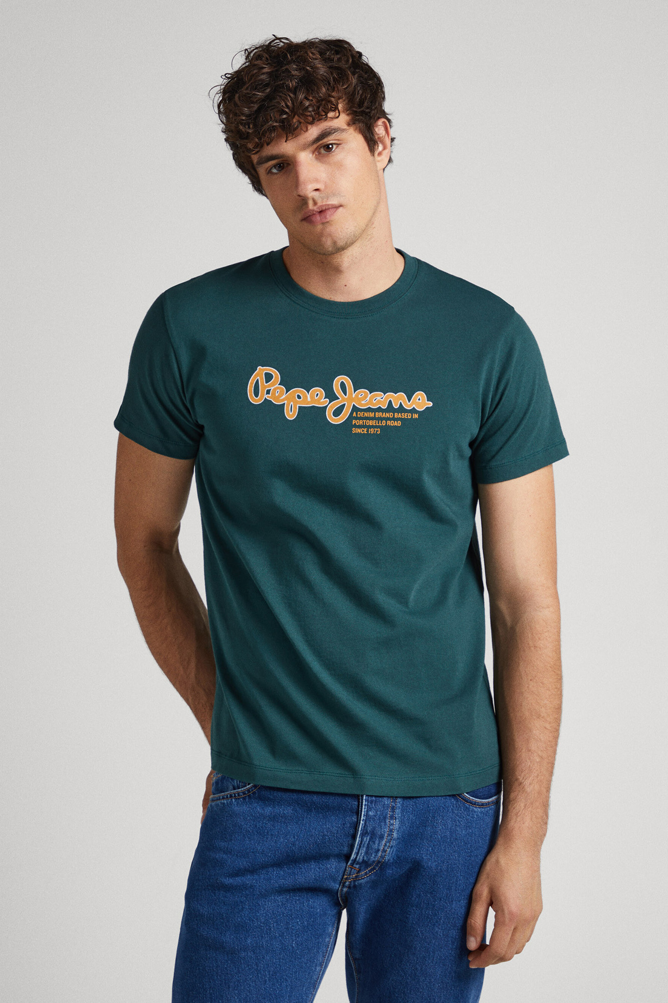 estampa de logotipo em camiseta