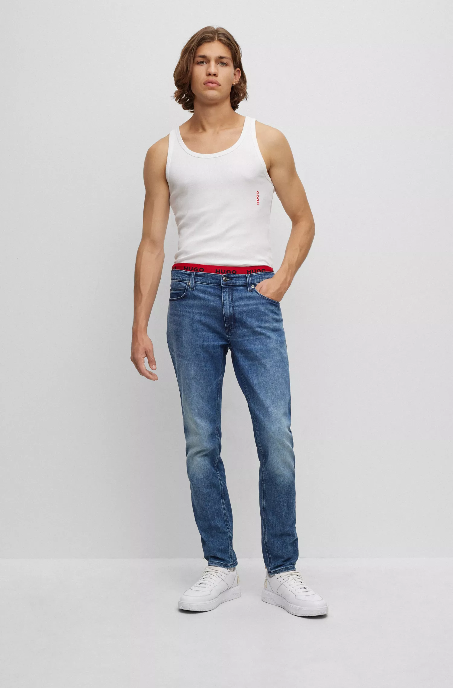 Calça jeans HUGO vermelha, extra slim fit, em denim azul com elasticidade confortável.