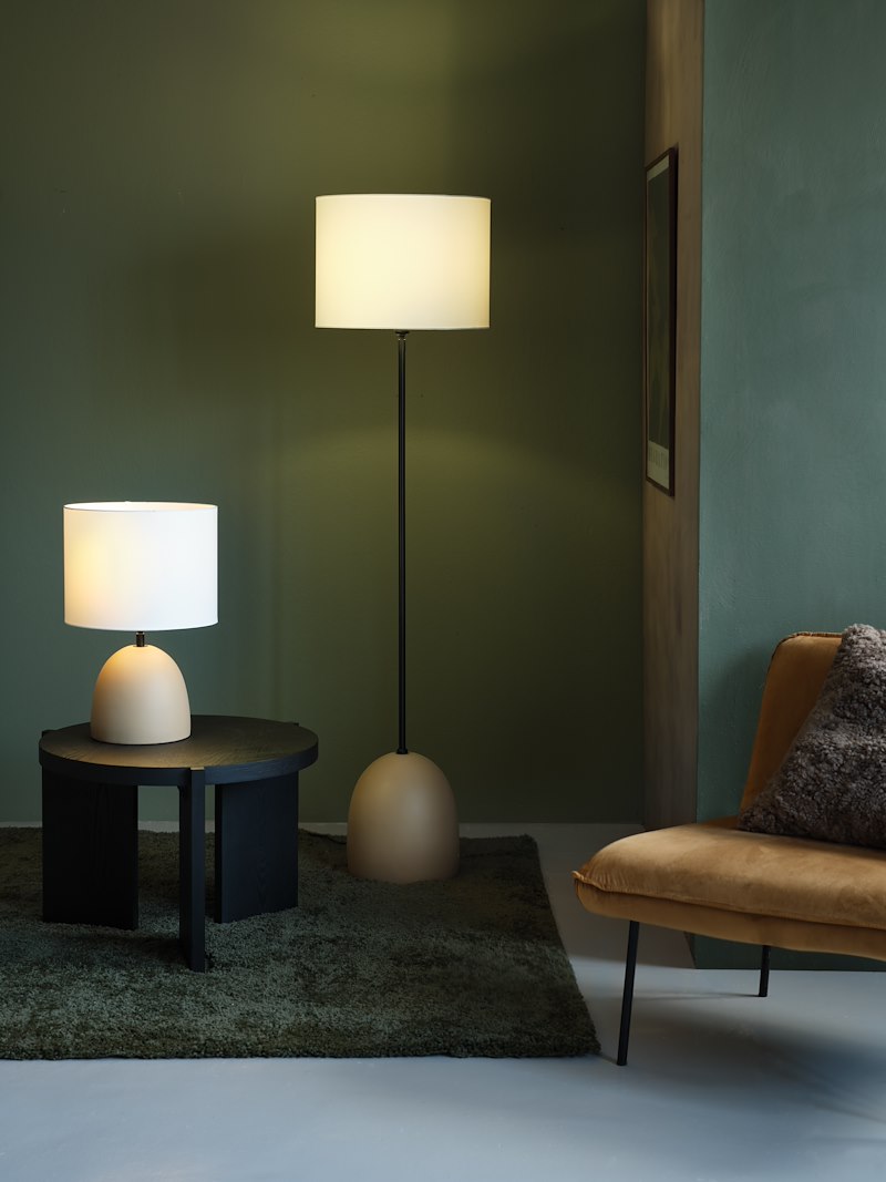 Argao gulvlampe Betongfot med bomulls skjerm. H150 cm