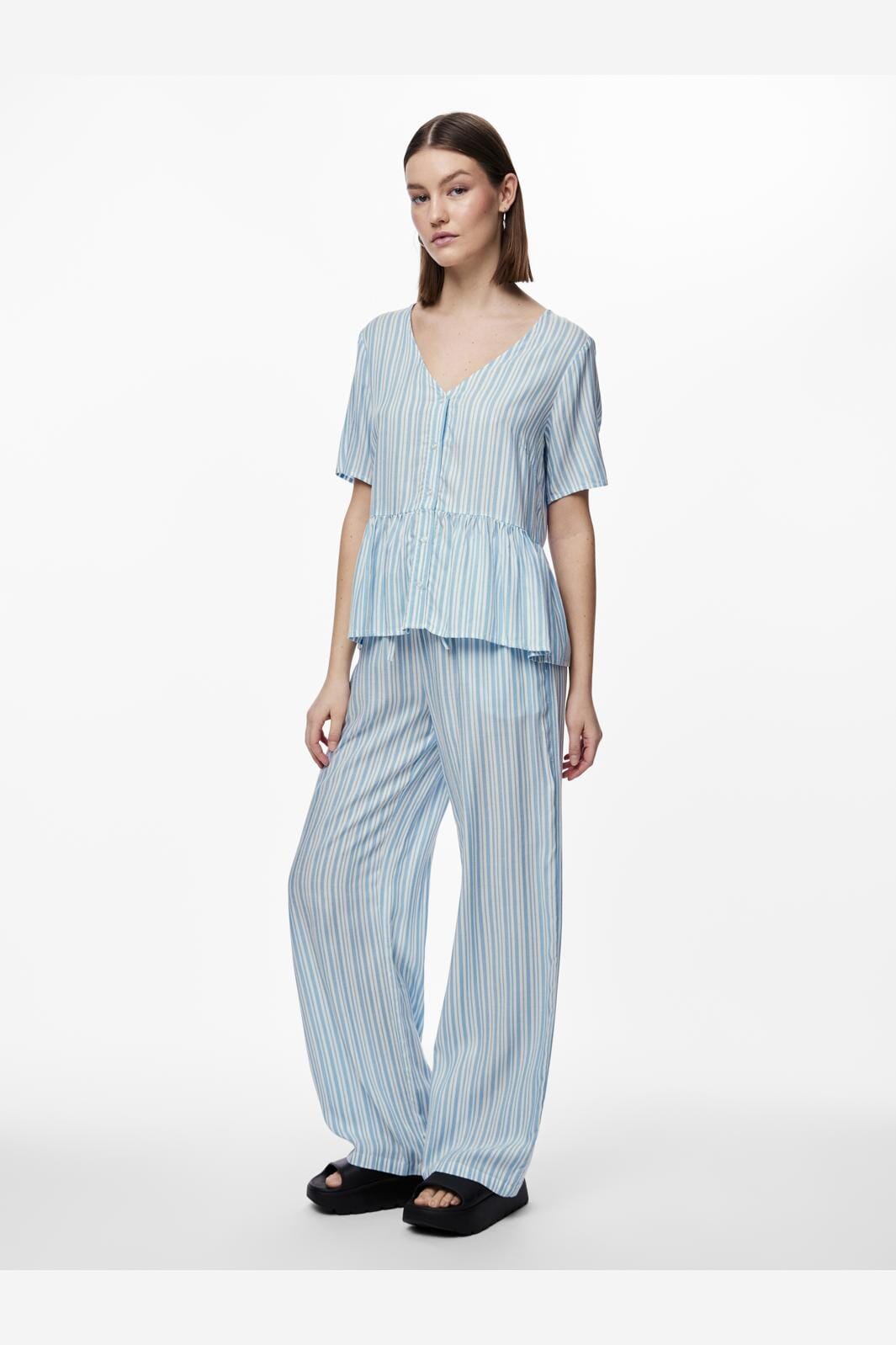 Pieces Pcalvina Ss Button Down Top 4472371 blue bell cloud dancer