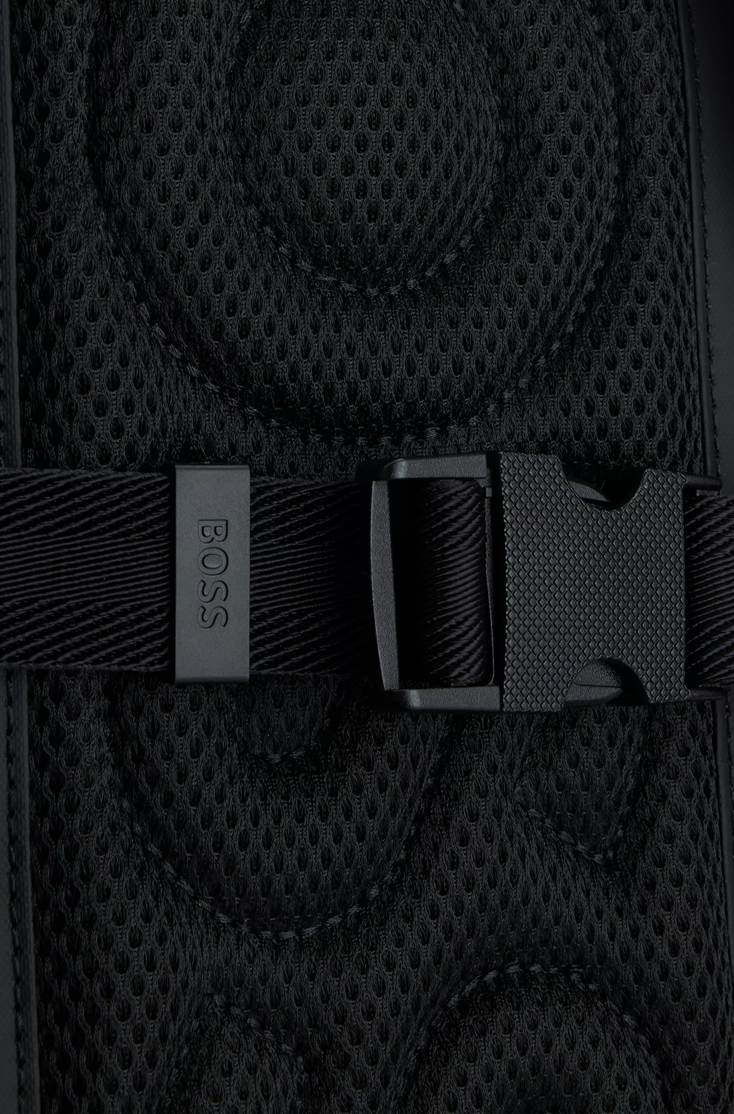 Mochila BOSS com detalhe do logotipo preto em tecido sintético revestido.