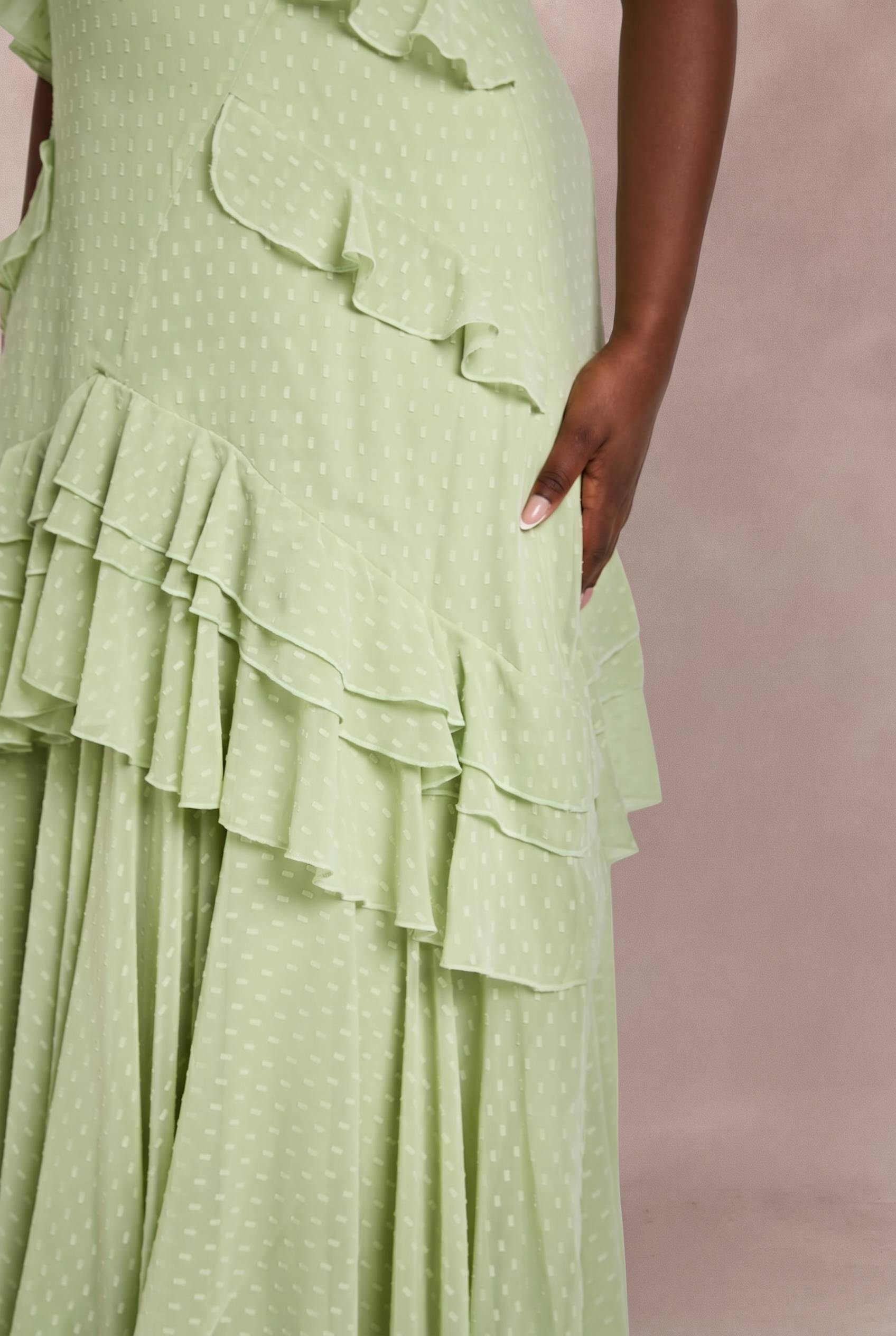 boohoo Robe Maxi En Mousseline Dobby Grande Taille Avec Détails De Volants