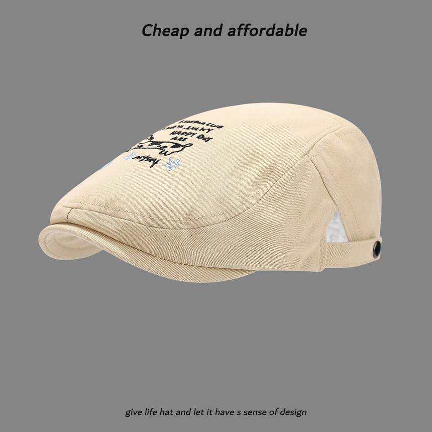 Alpha Kiss - Platte pet met geborduurde letters