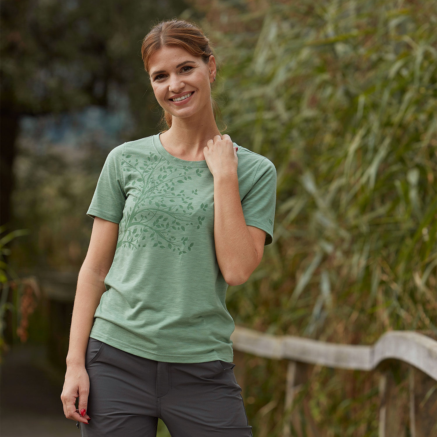 Sportives T-Shirt mit Baum-Print von HTA