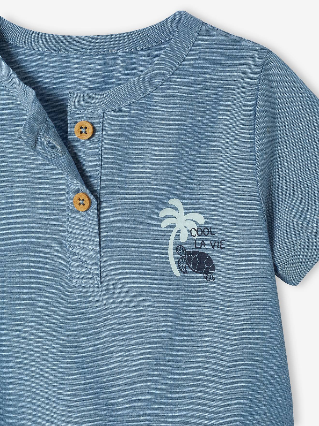 Roupa de bebê: camiseta azul clara e shorts.