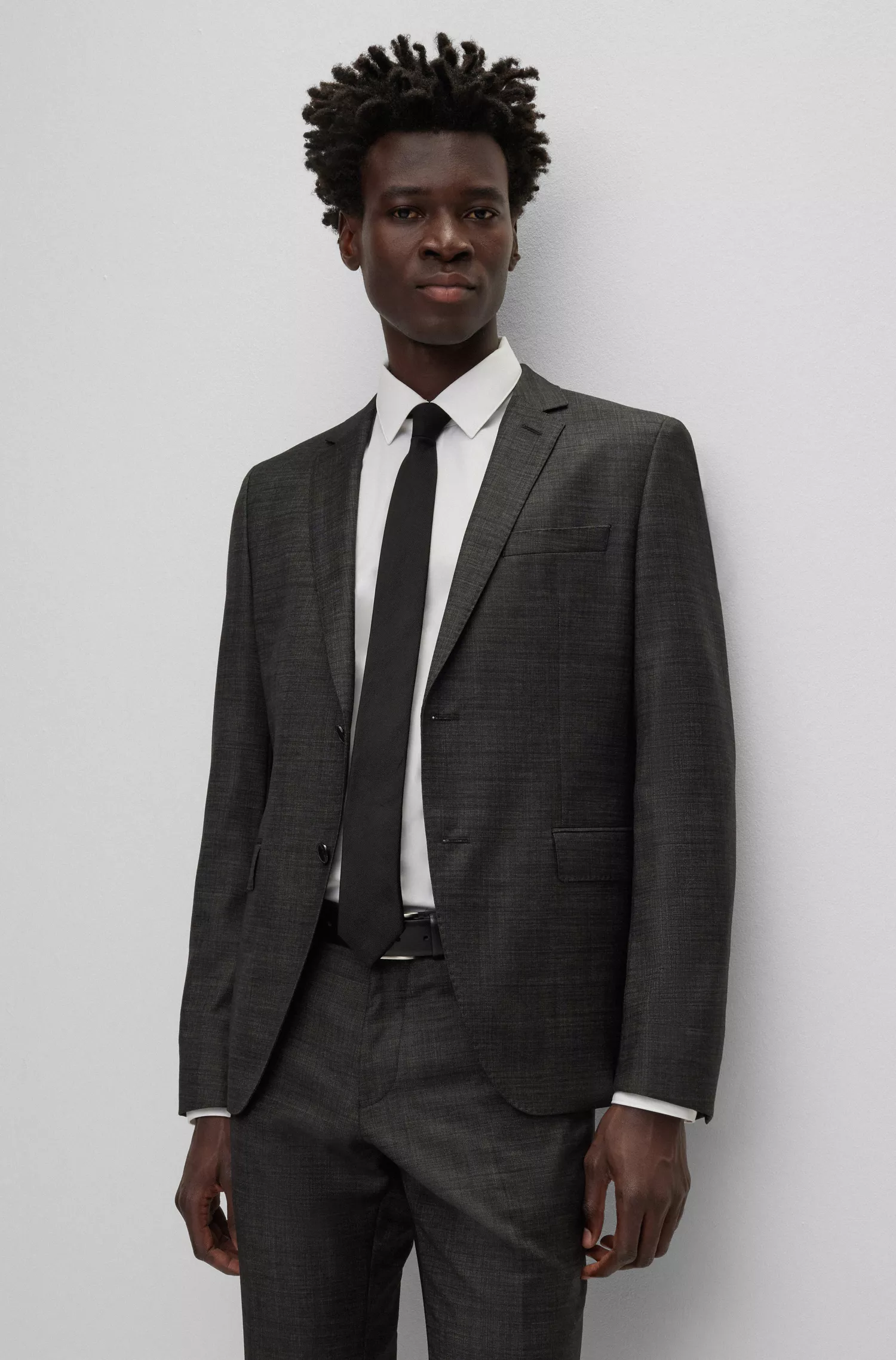 Terno BOSS preto, extra slim fit, em lã virgem com microestampa.
