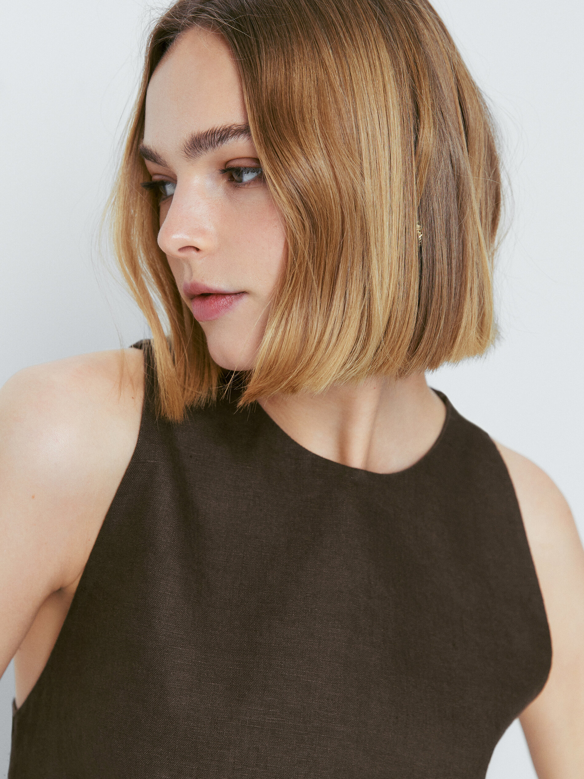 Blusa de linho com costas cruzadas - CAQUI