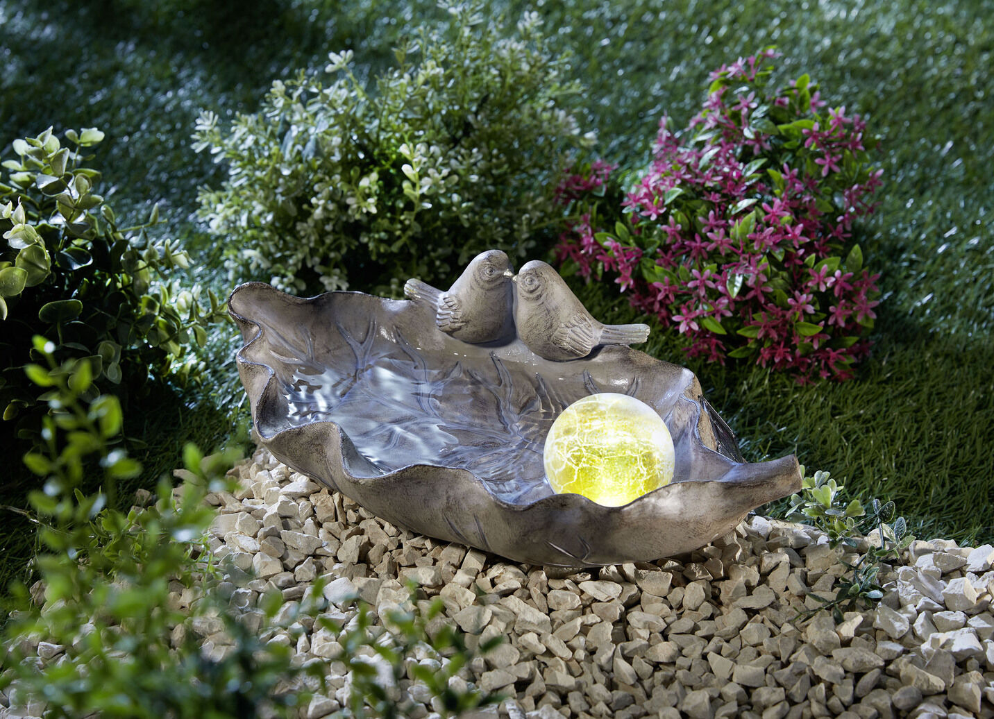 Vogeltränke mit Solarkugel