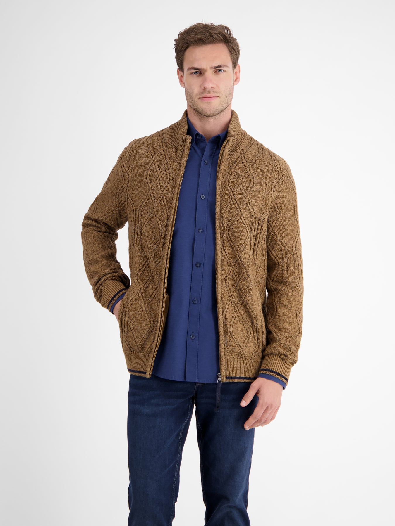 Herren-Strickjacke mit Zopfmuster