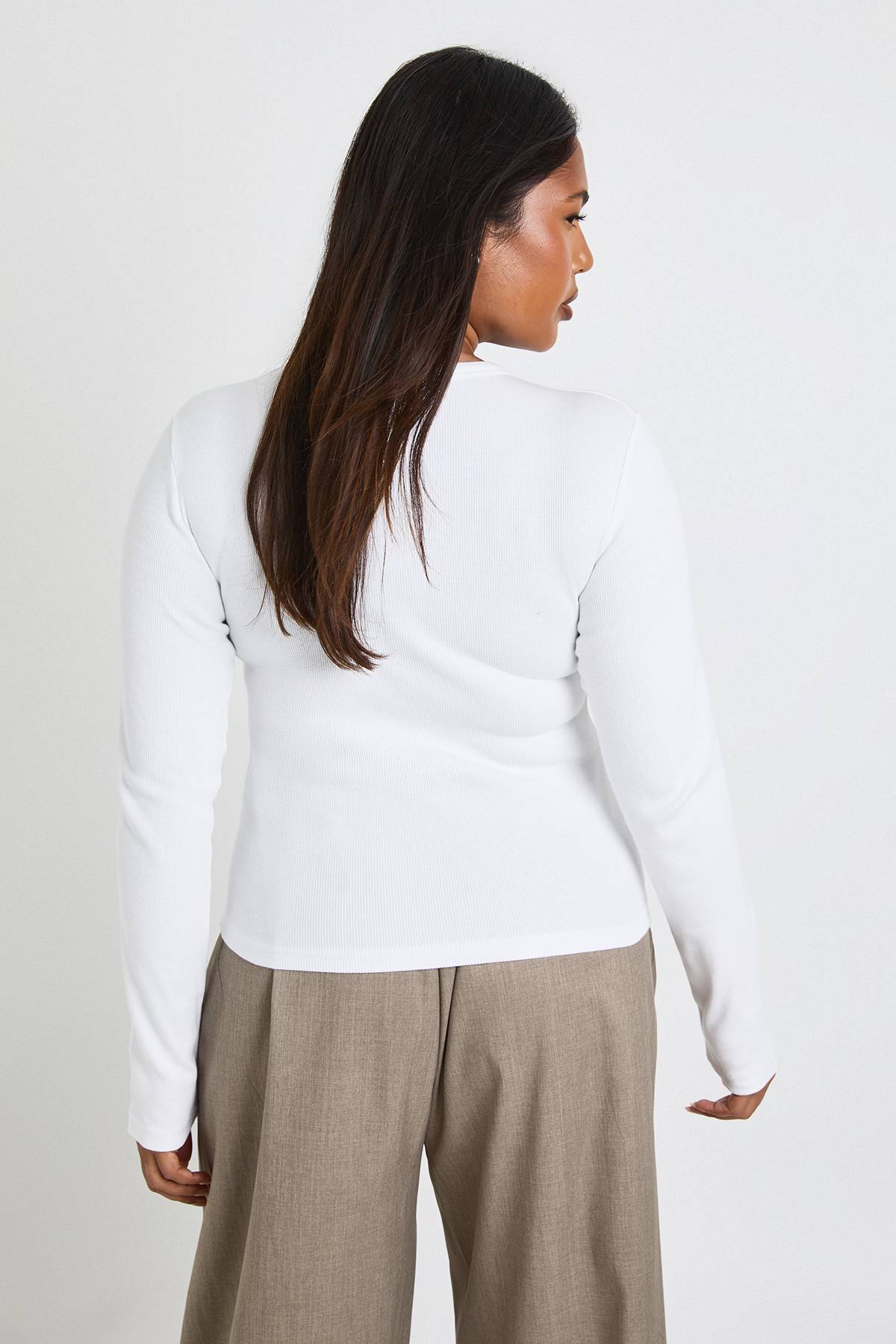 boohoo Haut longline ajusté à manches longues en maille côtelée Plus Basic