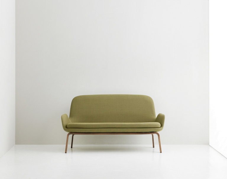 Normann Copenhagen Era Sofa bank met walnoten onderstel tango leather bruin
