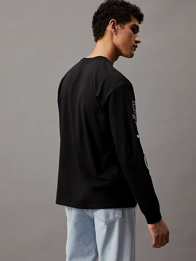 Camiseta de manga comprida com estampa e logotipo.