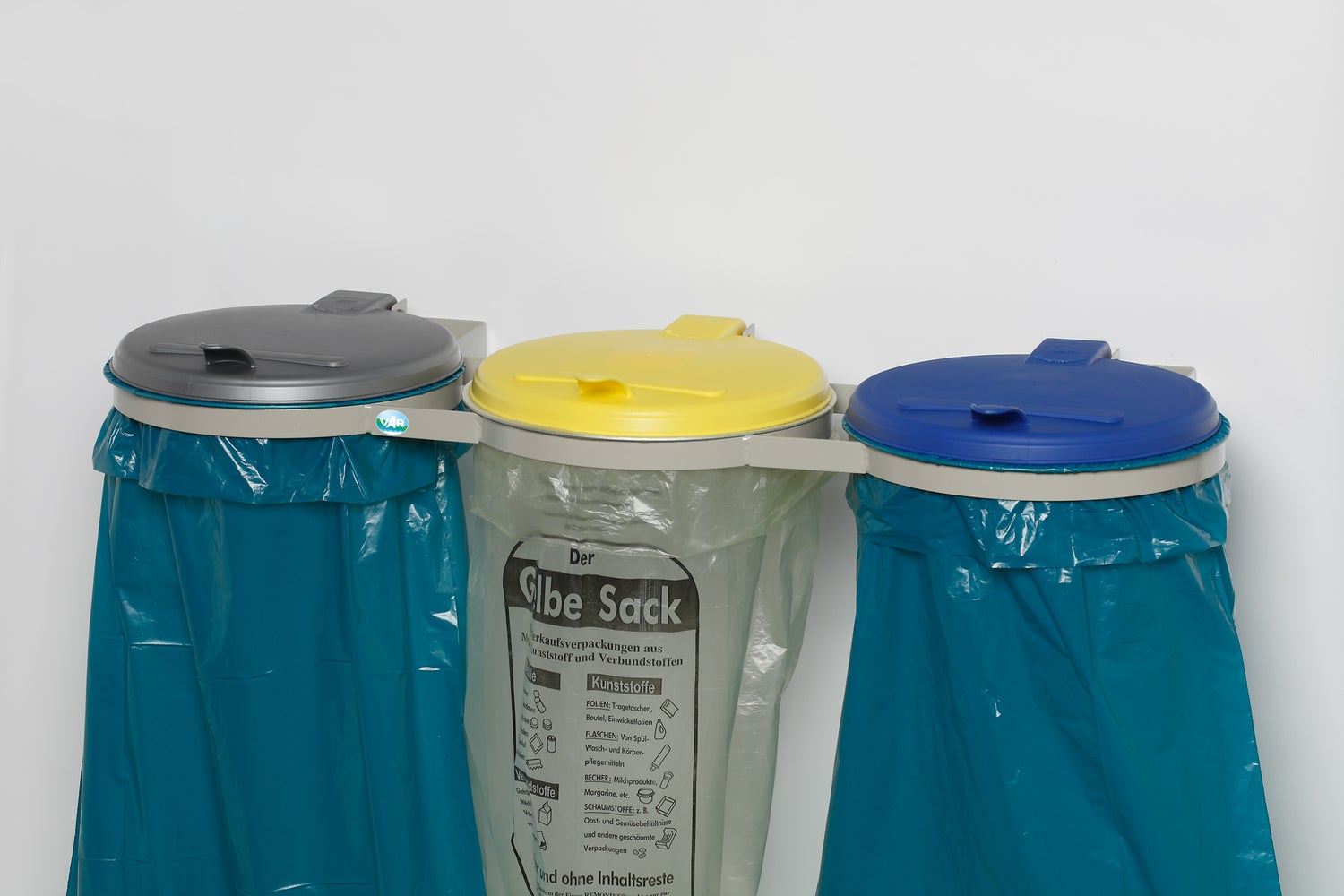 PROREGAL Robuuste afvalbak voor recycling, 3 compartimenten, wandmontage, 3 x 120 liter, B x D 120 x 51 cm, staal, zilver, geel, blauw