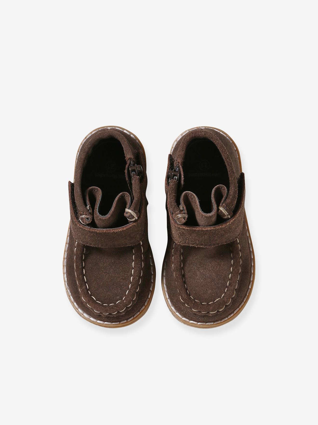 Sapatinhos de bebê em couro marrom com fecho de velcro