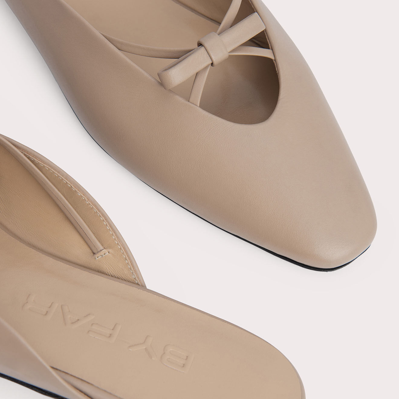 By Far Mules en Cuir Finn taupe
