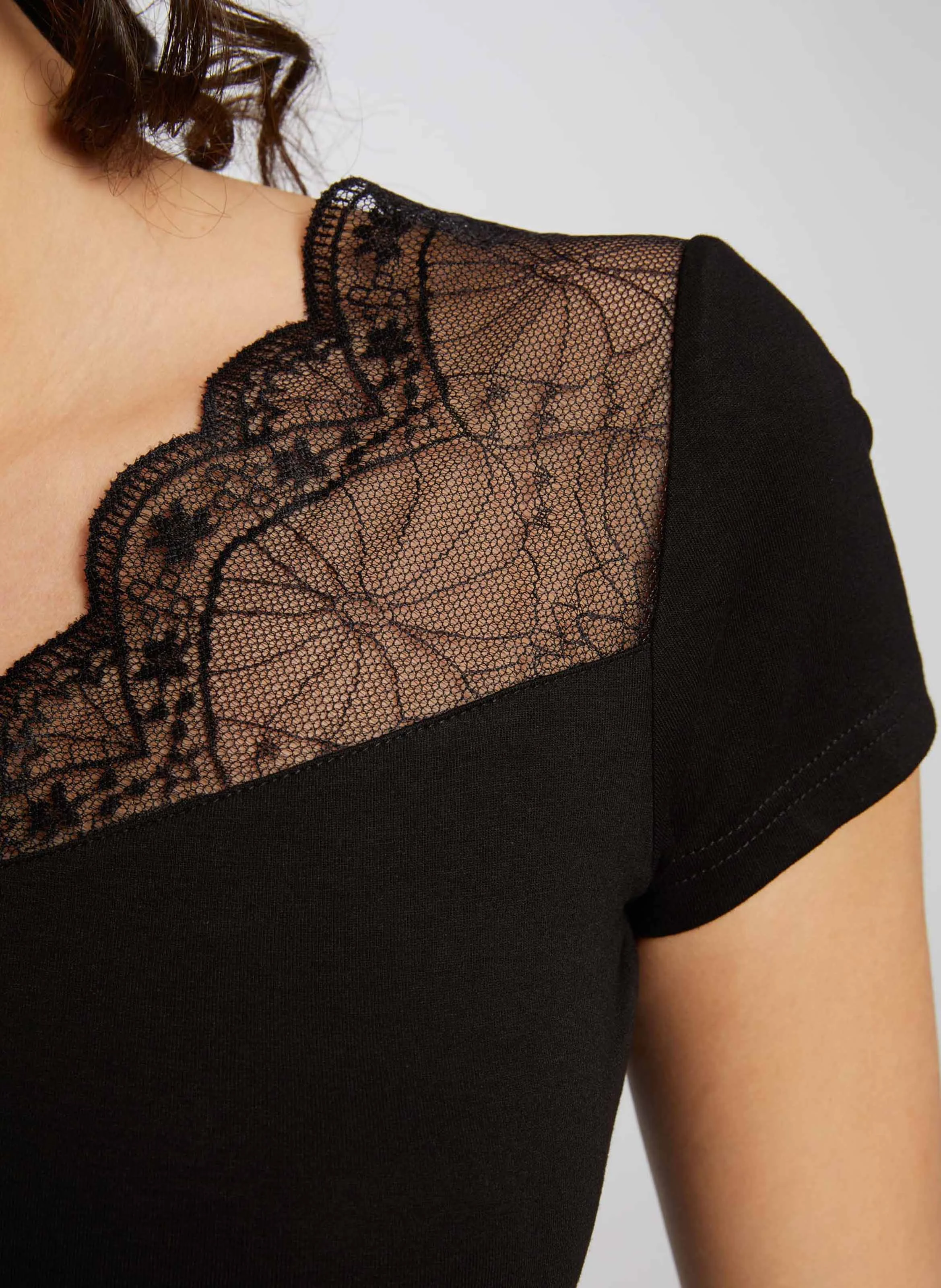 DCLARY.N - Tee-shirt col V avec empiècement dentelle | Noir