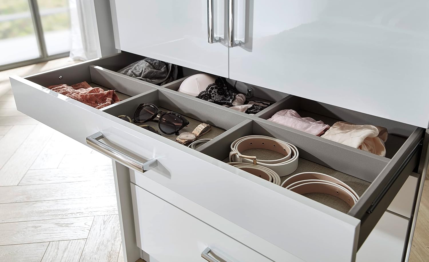 Rauch Möbel Harburg Schrank Kleiderschrank Drehtürenschrank Weiß 4-türig mit Spiegel und 4 Schubladen inklusive Zubehörpaket Basic 3 Einlegeböden, 1 Kleiderstange BxHxT 181x197x54 cm
