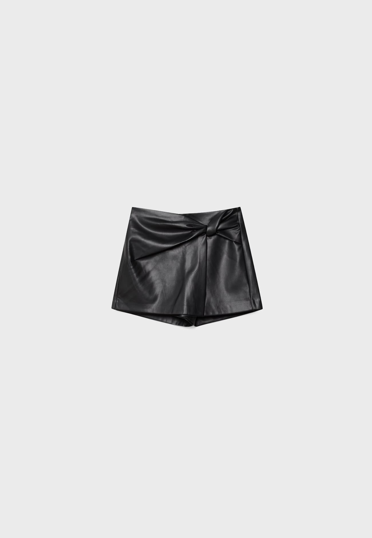 Saia-calça com efeito de couro e laço lateral