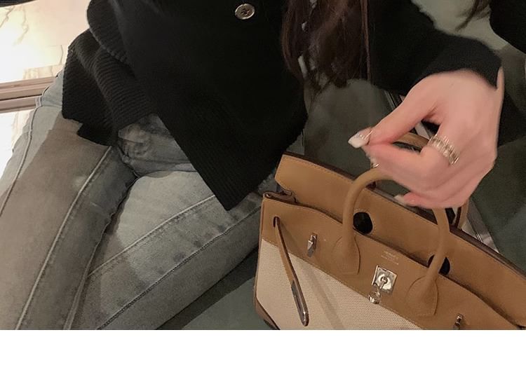 Bikkerd - Asymmetrische top met lange mouwen, V-hals en knoopjes, geribbeld breisel
