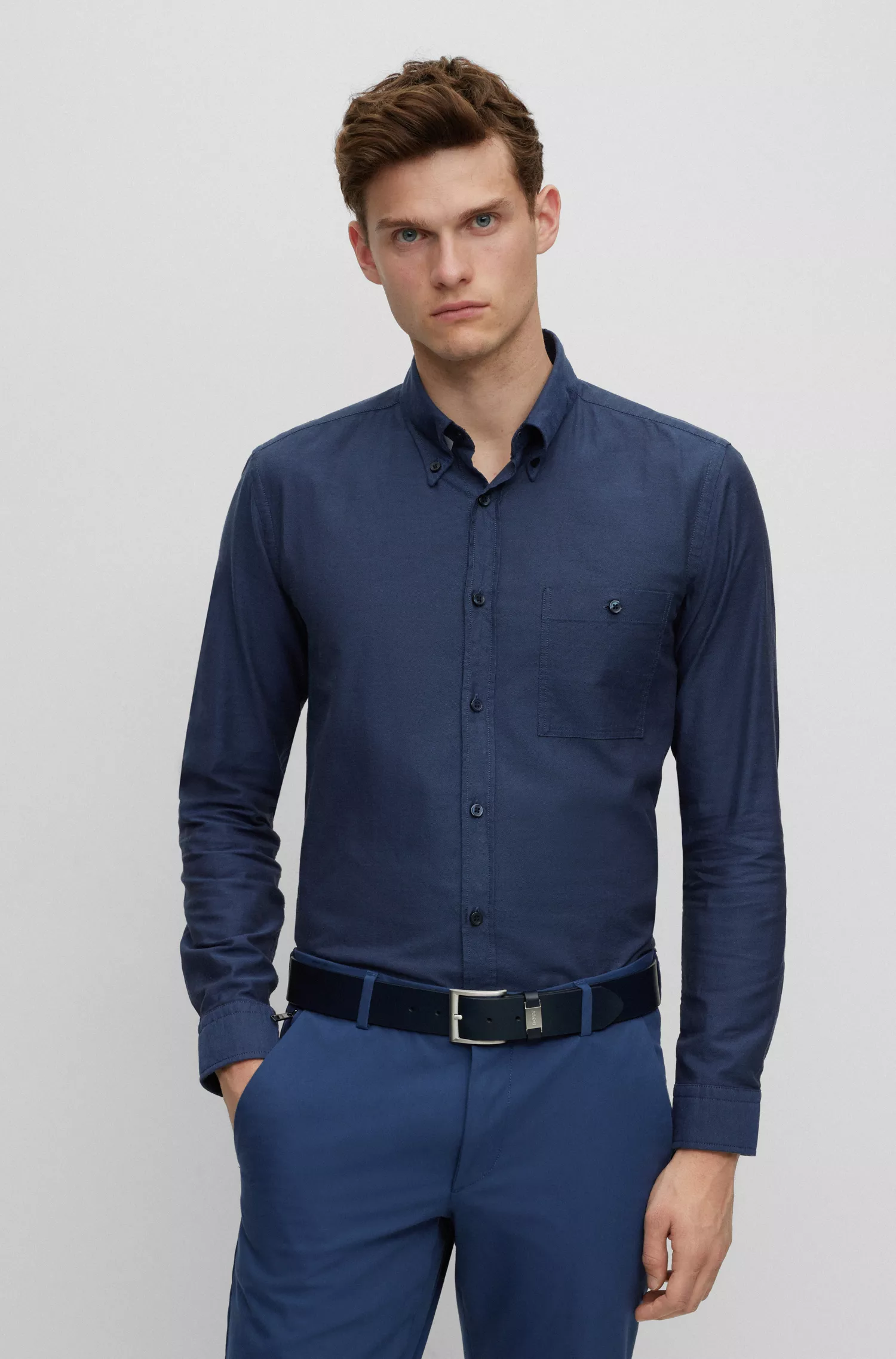 Camisa preta de corte slim da BOSS, confeccionada em algodão Oxford.