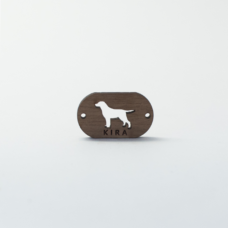 Pulseira personalizável em madeira de labrador na cor azul claro.