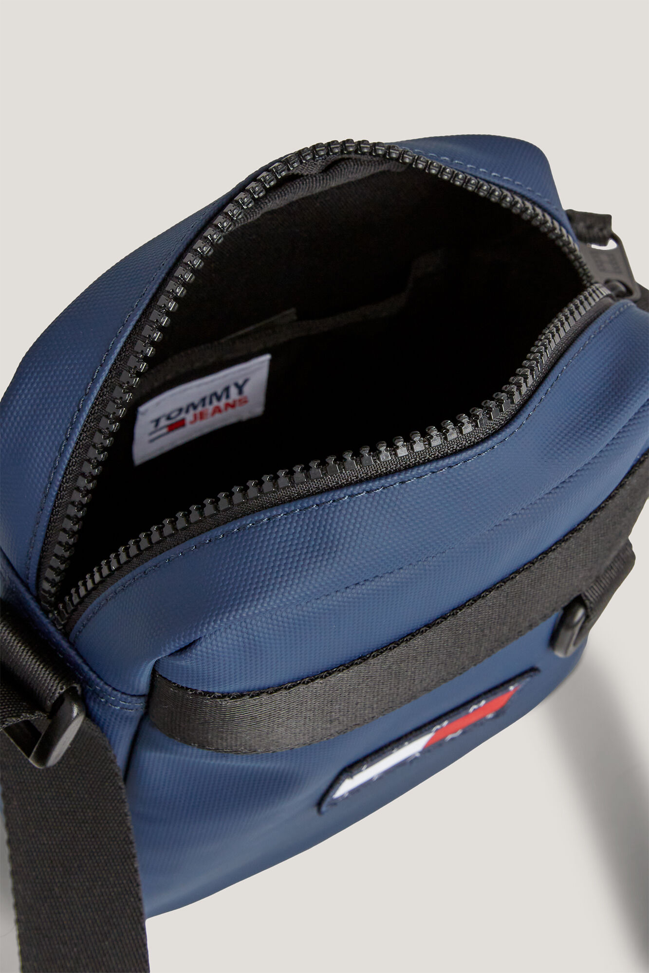 Bolsa de ombro masculina Tommy Jeans com bandeira.