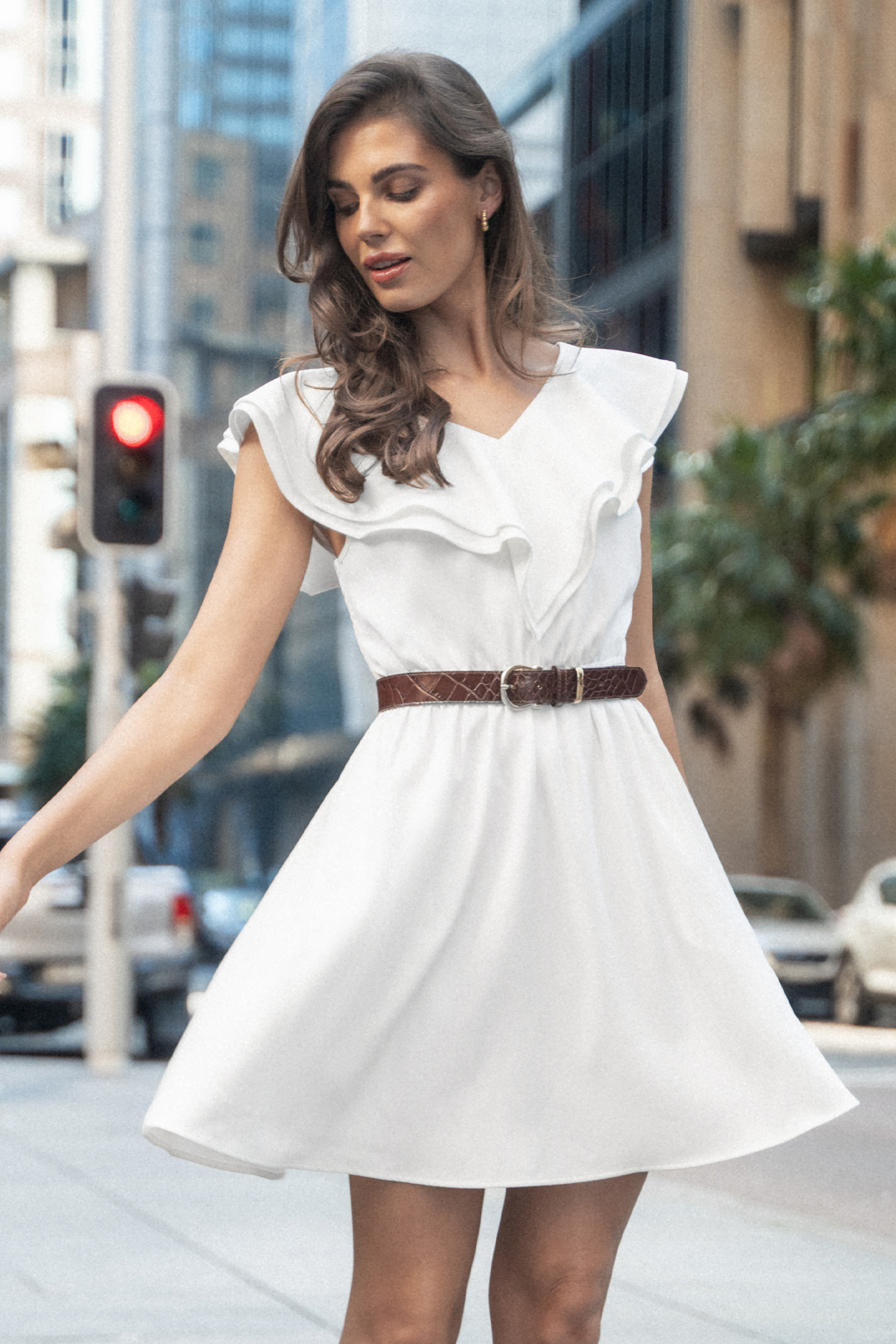 Robe mini à col en V et volants blanche