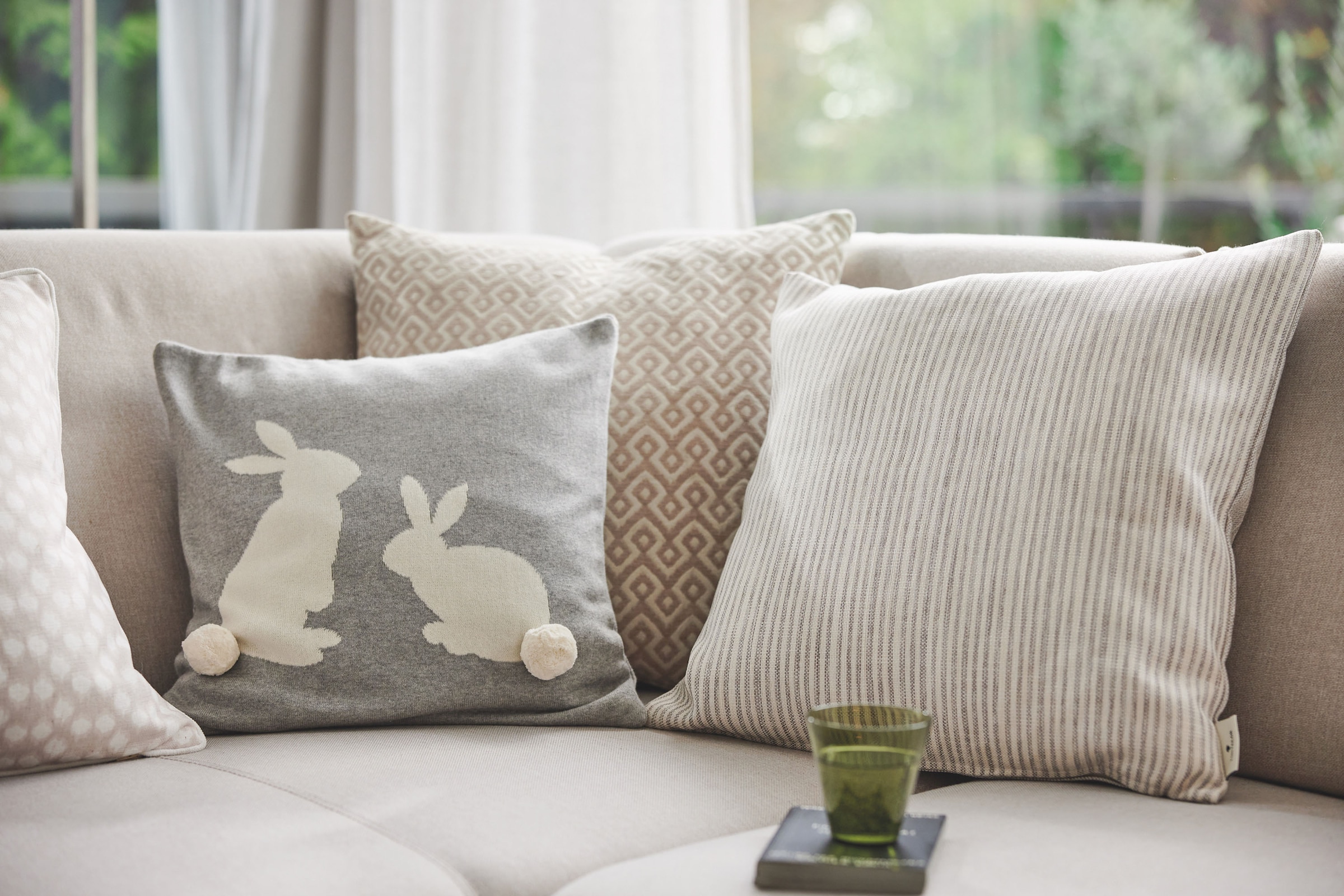 Kissenhülle »Bobble Rabbit« mit Bommelapplikation