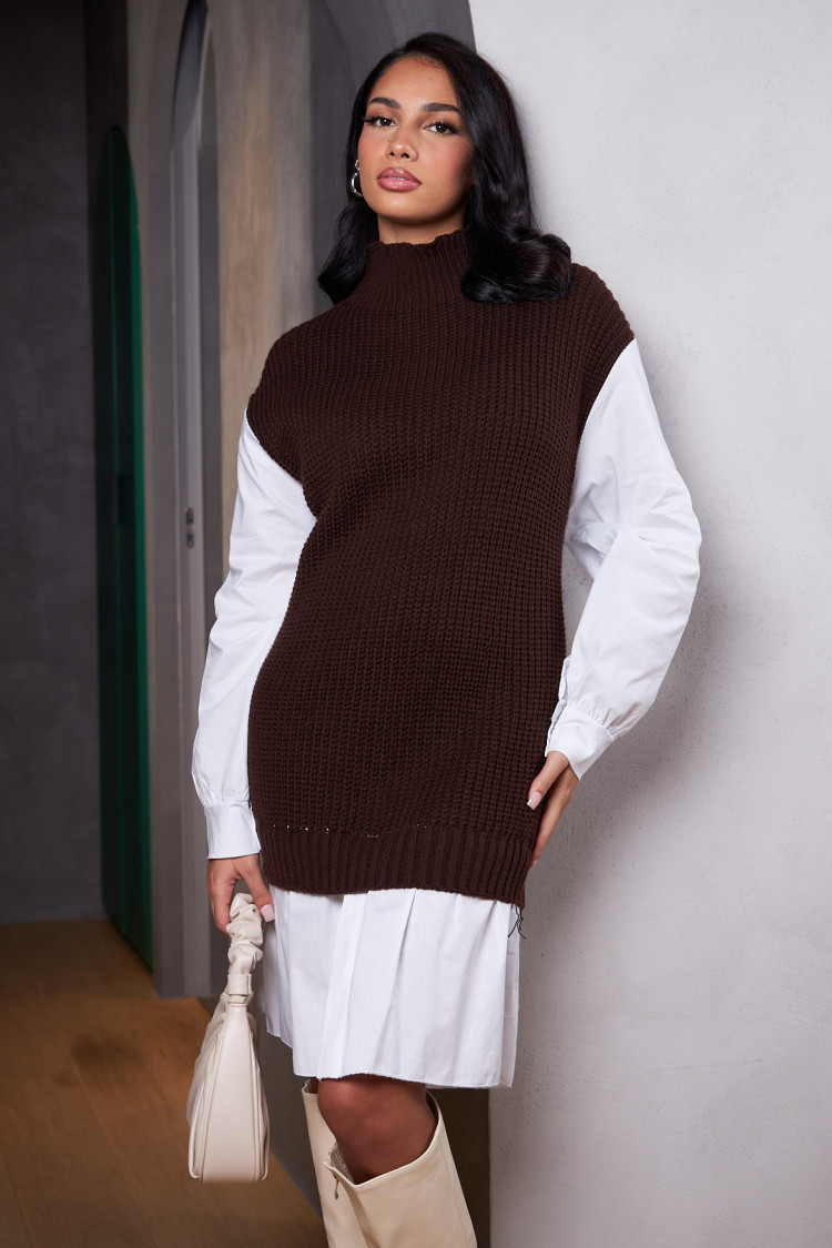 Robe pull marron en maille à empiècement chemise blanche