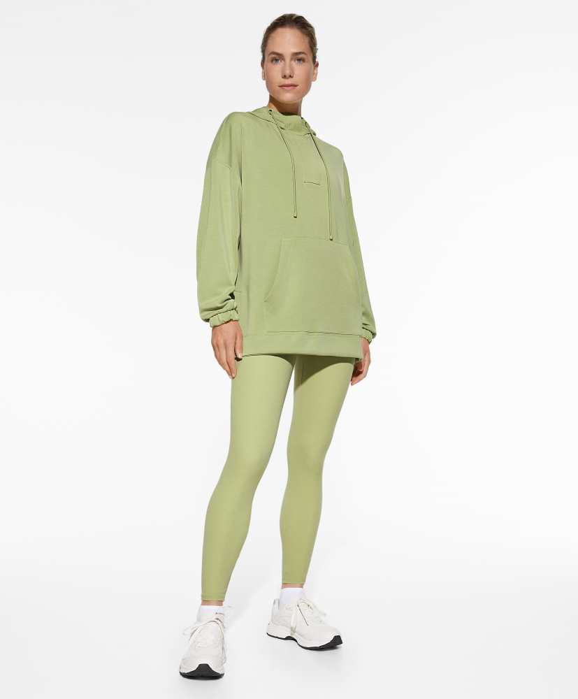 Moletom oversized em modal com toque macio e zíper.