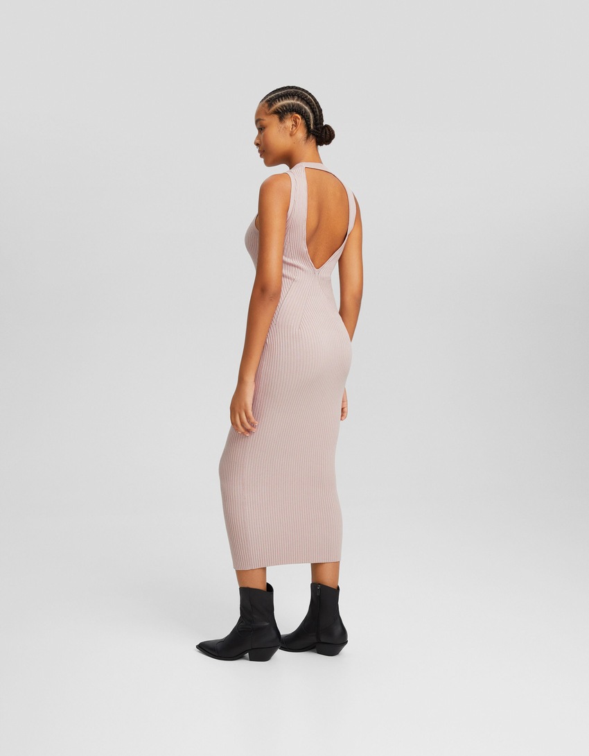 Vestido midi canelado de malha com costas abertas