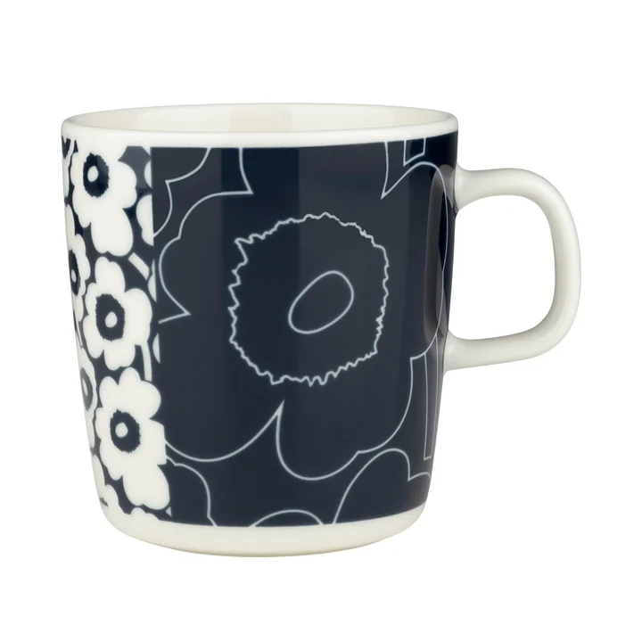 Marimekko - Oiva Unikko Kollaasi Becher mit Henkel, 400 ml, weiss / dunkelblau (60th Anniversary Collection)