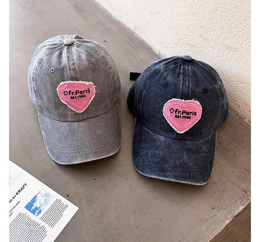 Cap Station - Geborduurde hartapplicatie met letters en gewassen baseballpet