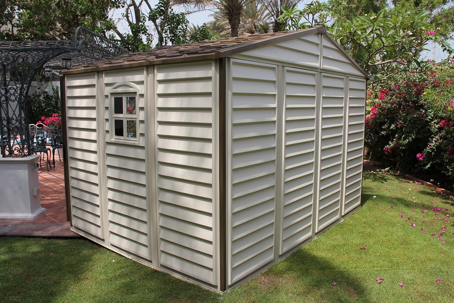 Woodside 10 x 8 Vinyl-Lagerschuppen mit Foundation und drei feste Fenster