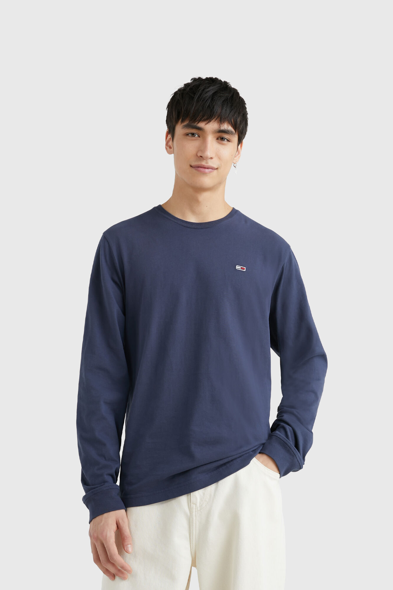 Pacote com 2 camisetas de manga comprida Tommy Jeans masculinas.