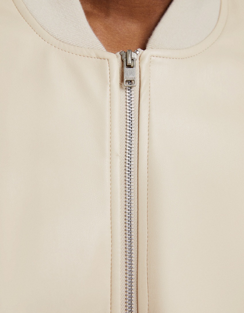 Jaqueta bomber com efeito de couro
